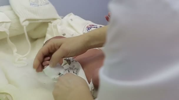 Enfermeira swaddle recém-nascido — Vídeo de Stock