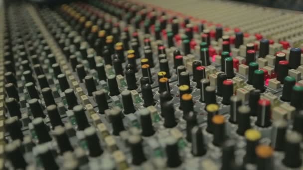 Fragment van een mixing console close-up — Stockvideo