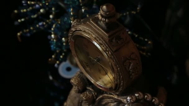 Cara de un reloj antiguo — Vídeo de stock