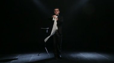 Bir sihir numarası gösterilen sihirbaz