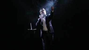 Bir sihir numarası gösterilen sihirbaz