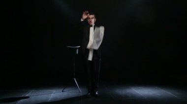 Bir sihir numarası gösterilen sihirbaz