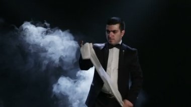 Bir sihir numarası gösterilen sihirbaz