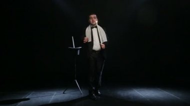 Bir sihir numarası gösterilen sihirbaz