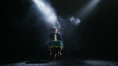 Bir sihir numarası gösterilen sihirbaz