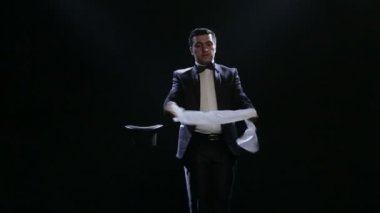 Bir sihir numarası gösterilen sihirbaz