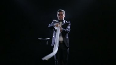 Bir sihir numarası gösterilen sihirbaz