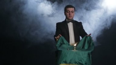 Bir sihir numarası gösterilen sihirbaz