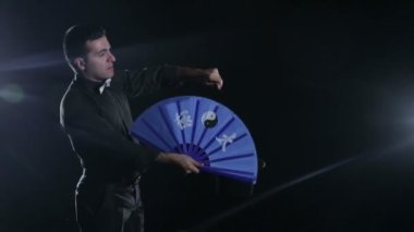 Bir sihir numarası gösterilen sihirbaz