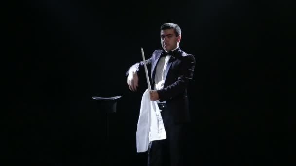 魔术师展示一个魔术 — 图库视频影像