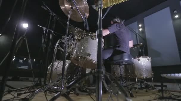 Un baterista tocando en su batería, dolly — Vídeo de stock