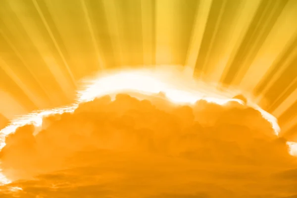 Золотые небесные лучи света, сияющие облаками — стоковое фото