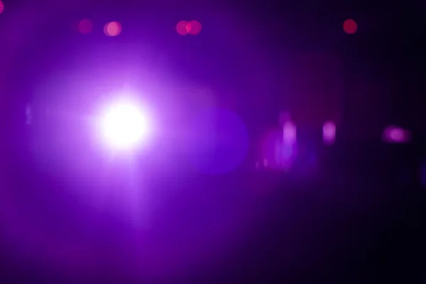 Фиолетовые лучевые огни боке блестки обезглавлены абстрактно — стоковое фото