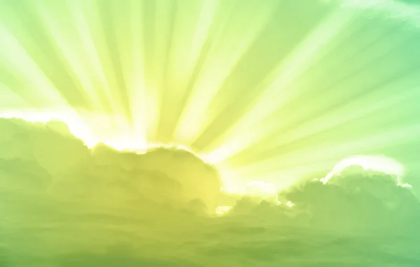 Зеленое небо и лучи света, сияющие облаками — стоковое фото