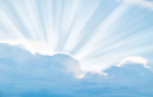 青い空と雲を照らす光の光線 — ストック写真