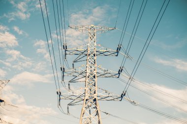 Yüksek voltaj hatları ve güç pilonları