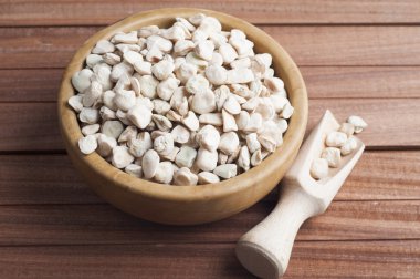 Wodden arka plan üzerinde çim bezelye