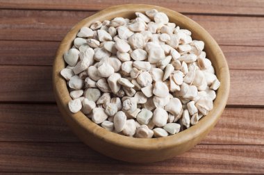 Wodden arka plan üzerinde çim bezelye