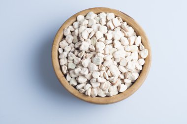 Beyaz arka plan üzerinde çim bezelye