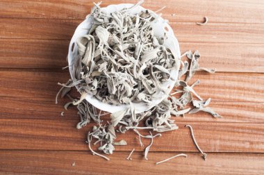 Ahşap arka plan üzerinde adaçayı çay Makinası