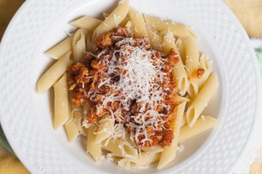 Makarna. Bolognese soslu Penne makarna Parmesan peyniri.