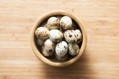 Ahşap arka plan üzerinde izole bıldırcın yumurtası