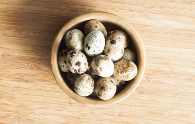 Ahşap arka plan üzerinde izole bıldırcın yumurtası