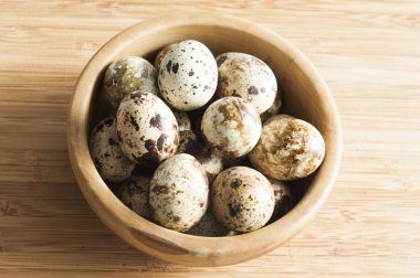 Ahşap arka plan üzerinde izole bıldırcın yumurtası