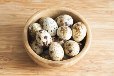 Ahşap arka plan üzerinde izole bıldırcın yumurtası