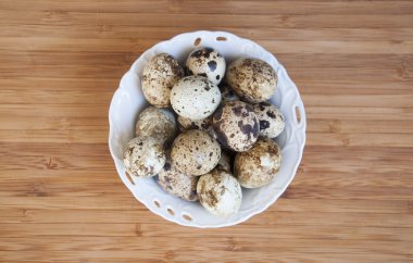 Ahşap arka plan üzerinde izole bıldırcın yumurtası