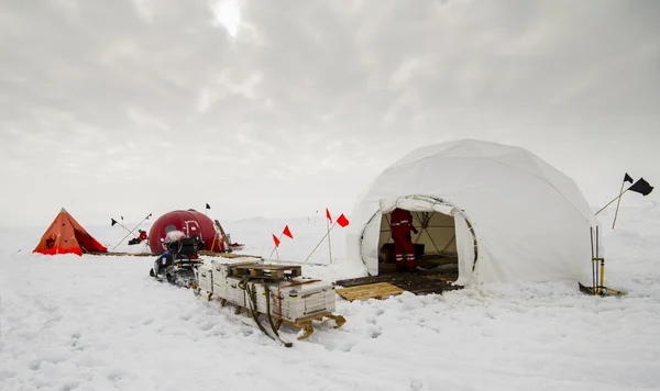극 지 연구 탐험의 다이빙 캠프 — 스톡 사진