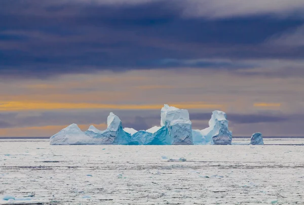 Iceberg au coucher du soleil — Photo