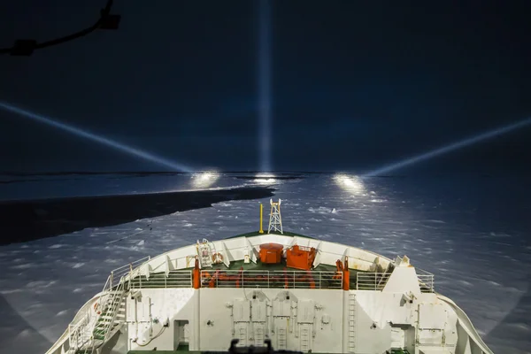 Icebreaker fartyg cruising på kvällen i polara haven — Stockfoto