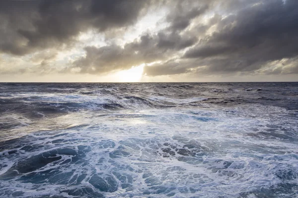 Штормовые моря — стоковое фото
