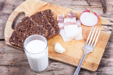 süt, Natürmort ile gemide rustik yemek