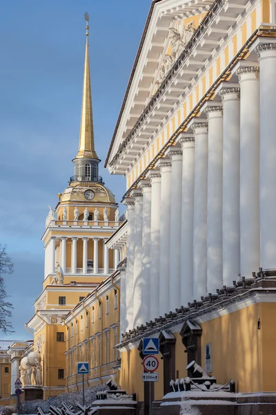 El edificio del Almirantazgo en la mañana de invierno, San Petersburgo, Rusia — Foto de Stock