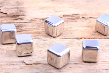 arka plan. bir ahşap yüzeye çelik küpleri