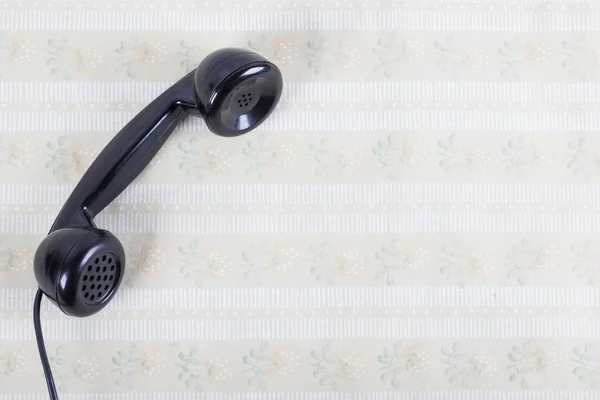 Telefone contra um velho fundo de parede vintage — Fotografia de Stock