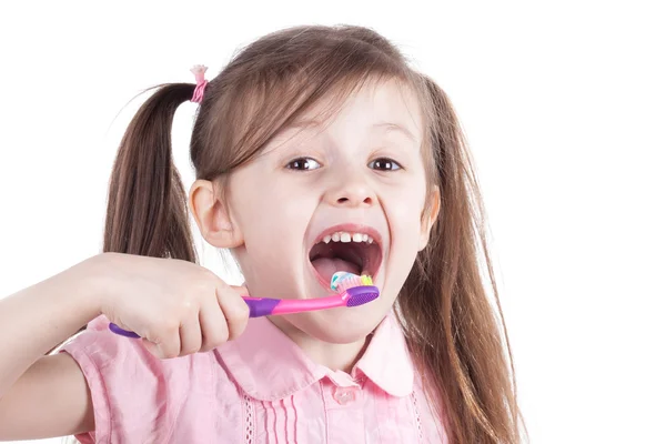 Meisje tanden met tandenborstel schoonmaken. Geïsoleerde witte achtergrond. — Stockfoto