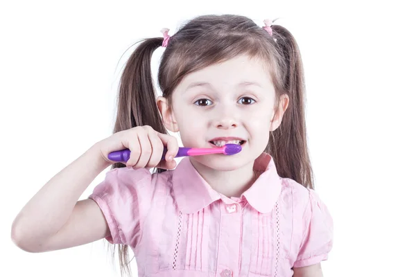 Mooi kind meisje met tandenborstel geïsoleerd op wit — Stockfoto