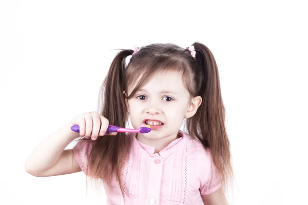 Klein kind borstels haar tanden, geïsoleerd op een witte achtergrond — Stockfoto