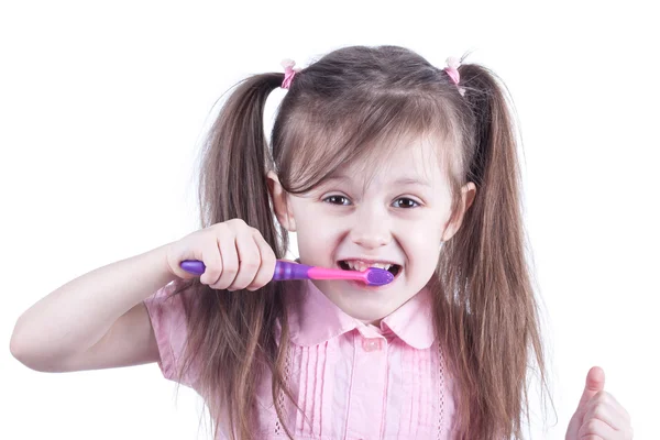 Leuke kind reiniging van de tanden geïsoleerd op witte achtergrond — Stockfoto