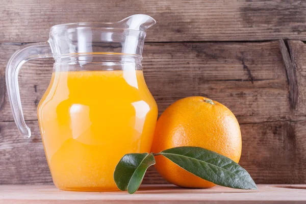 Gelas jus jeruk di meja kayu, minuman segar — Stok Foto