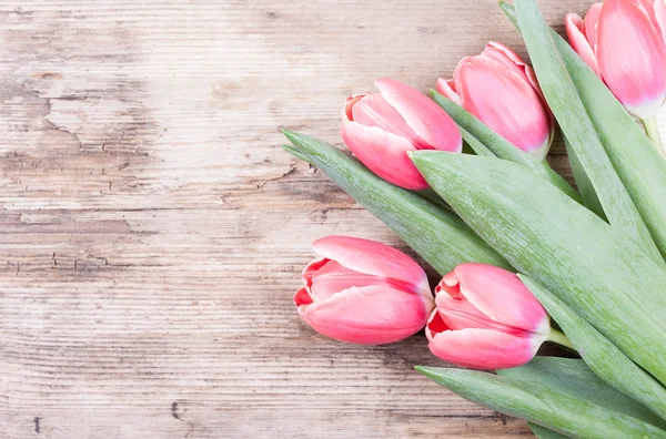 Cartão estilizado retro com tulipas vermelhas na madeira velha — Fotografia de Stock
