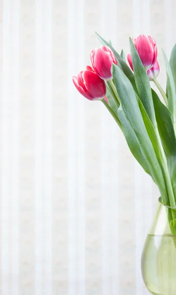 Tulip flowers in vase over vintage background. ruang untuk teks — Stok Foto