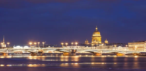 Благовещенский мост, Исаакиевский собор, ночь Санкт-Петербург, Россия — стоковое фото