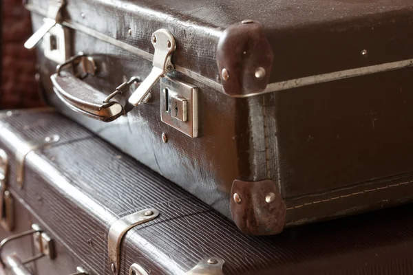 Стопка старинных ретро чемоданов крупным планом — стоковое фото