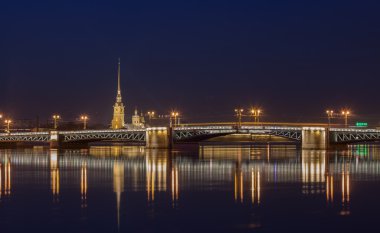 Neva Nehri, Peter ve Paul Katedrali, gece Palace bridge