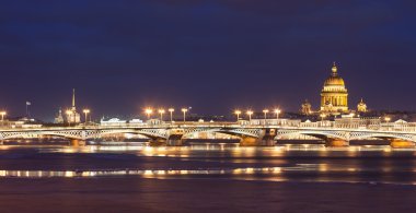 Duyuru Köprüsü, St. Isaacs Katedrali, gece Saint - Petersburg, Rusya Federasyonu