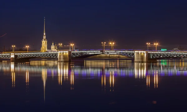 Neva river, Peter and Paul Cathedral, Palace bridge at night — Stock Photo, Image